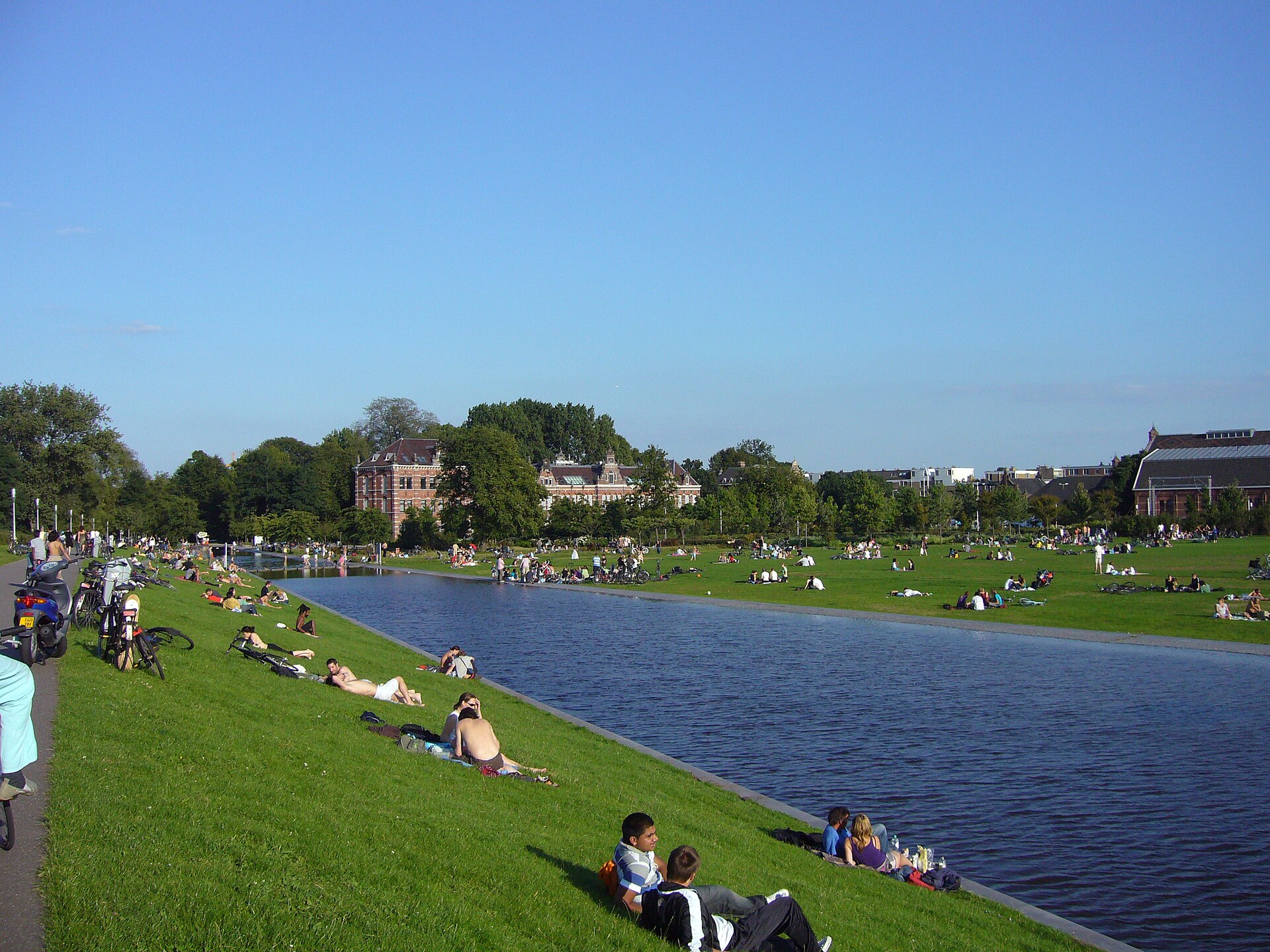 Zomerse dag in het Westerpark bij de Westergasfabriek