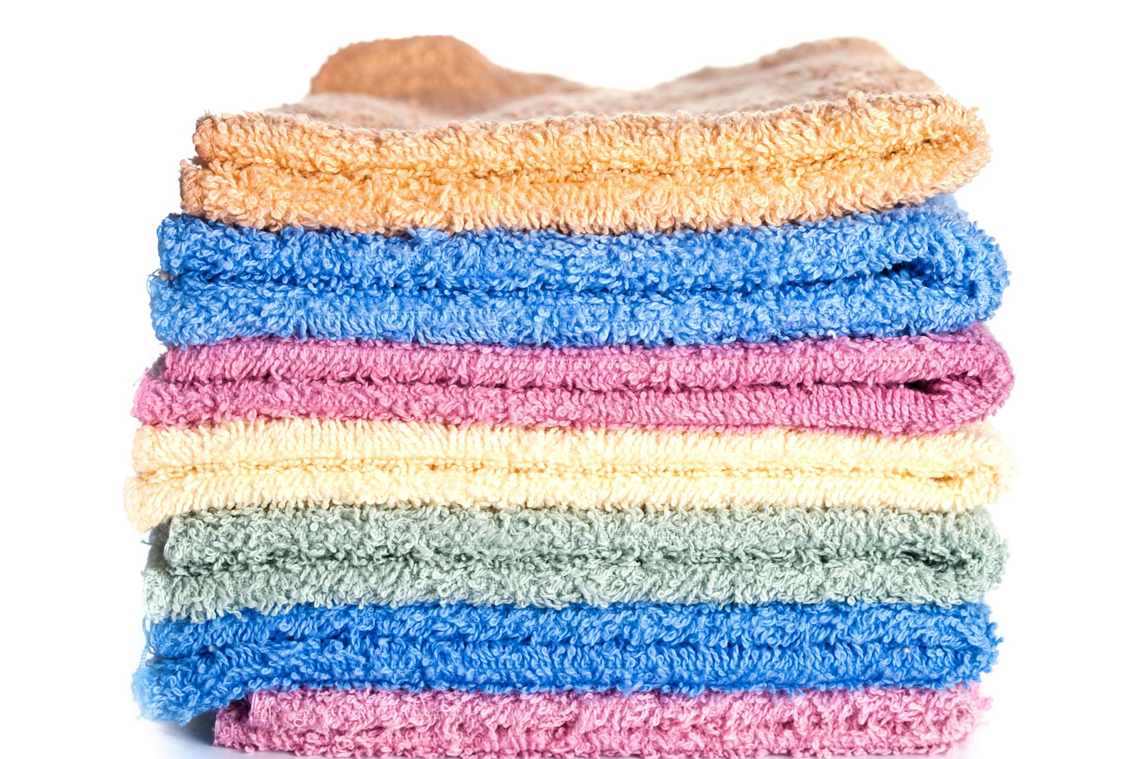 Stapel handdoeken in verschillende kleuren
